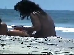 naga para na plaży