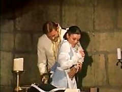 Cameriera di un ufficiale è tentare e scopata sulla scrivania Cameriera di un ufficiale è tentare e scopata sulla scrivania