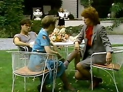 Cameriera mostra moglie come il suo fare Cameriera mostra moglie come il suo fare