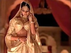 indian actress bipasha basu showing titty: 