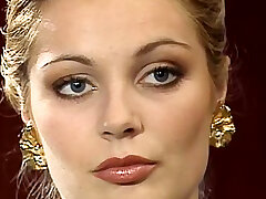 cattivo a pelo corto milf babe piegato sul cofano della macchina cattivo a pelo corto milf babe piegato sul cofano della macchina