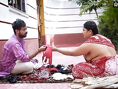 Desi Hooter-sling and Panty Salesman Bade Bade Dudhwali Gao ki Chhori Ko Boulder-holder ke badale Chod Diya Maje Lekar ( Hindi Audio )