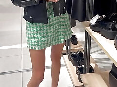 mi hermosa esposa de 18 años me hace una mamada en el vestuario del centro comercial, en público