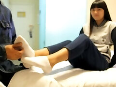 čínské polechtat dívka s ponožky a holé
