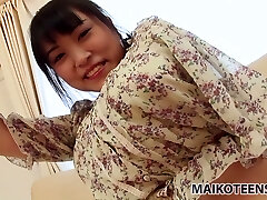 Chubby face slut Emi Honada rubbing her clit in a van and afterwards demostrating her huge hole
