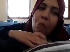 Malay mom gives oral pleasure to stepson