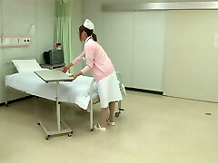 अस्पताल के बिस्तर पर जापानी नर्स क्रीम पाई!