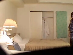 Bella Jap ragazza stipati di un adolescente grasso in voyeur massaggio video Bella Jap ragazza stipati di un adolescente grasso in voyeur massaggio video