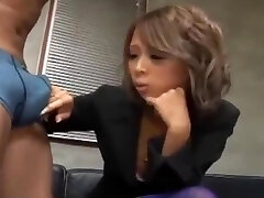 femme de bureau chaude donnant pipe sur ses genoux sperme à bouche avalant sur le sol dans le segment de bureau
