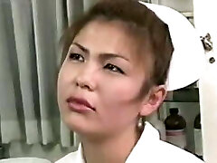 una enfermera japonesa recibe una buena bofetada