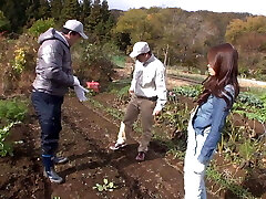 Asiatin ist so geil fickt schon im Auto los Asiatin ist so geil fickt schon im Auto los