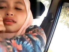 Jilbab ngentot di mobil Jilbab ngentot di mobil