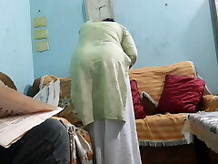 Desi Super Hot Maid ko choda salary bhadwane ke chakkar me