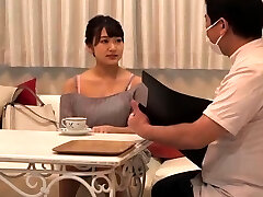 японка дрочит пальцами на массажном столе