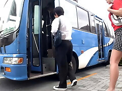 A Married Woman's Breasts Stick to a Student's Figure on a Crowded Bus! The Wife's Sexual Desire Is Kindled by the Jizz-shotgun
