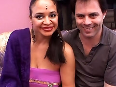 خجالتی, هندی, زن و شوهر در حال انجام است خود را برای اولین بار پورنو