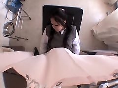 Innocent Jap teen doigter au cours de l'examen médical
