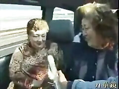 线控制动日本鬼子的奶奶在一辆旅游巴士 