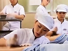 une infirmière japonaise en train de jeter du foutre hors de la bite chaude