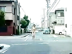 日本女孩的裸体和运行在街上
