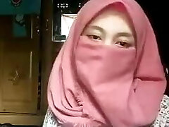 hijab muslim girl mostra il suo corpo