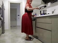 My massive-ass stepmother hardened my dick with her skirt.