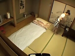 Silly japonaise irr�sistible bais�e en vid�o de massage voyeur