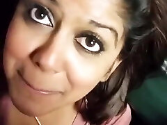 Desi Indian gives a sizzling blowjob