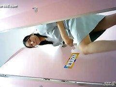japanese girls go to toilet.304