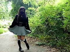 【Accident】Honoka abruptly encounters a hunter during an outdoor exposure.