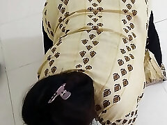 (Telugu Maid Ko Jabardast Choda) Desi Maid Banged by the possessor with condom while cleaning Room - Huge Cum wild