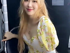 Korean celeb rose uber-cute face Korean celeb rose uber-cute face
