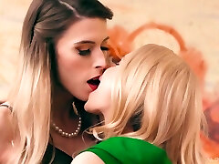 сексуальная зрелая транссексуал кейси целует охуенно симпатичная молодая блондинка