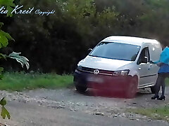 мойка наружных стекол автомобиля у дороги