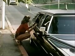 Ženski hitchhiker dobi limuzini vožnjo