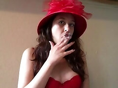 الهه سکسی د سیگار کشیدن در مقابل 120 سبک پرنعمت کلاه قرمز و رژ لب قرمز سینه بند
