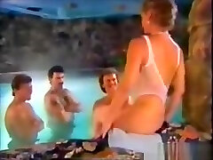 дикий групповой секс в теплом бассейне классический