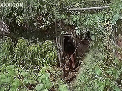 惊人的自制的黑发,复古的性爱场景 惊人的自制的黑发,复古的性爱场景