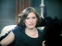 Petite tittied brune clochard a obtenu sa bouche baisée dur par l'homme dans le masque de Petite tittied brune clochard a obtenu sa bouche baisée dur par l'homme dans le masque de