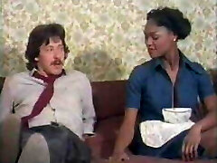 黑色的女仆提供了一个额外的服务