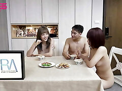 impresionante sexo en casa con una hermanastra asiática desnuda con curvas locas-amateur asiática