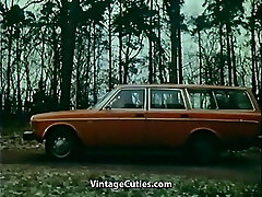 老+年轻的铁杆在汽车(1970年代复古)