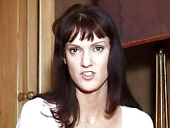 une femme au foyer qui s'ennuie fait deux mecs en même temps juste pour s'amuser une femme au foyer qui s'ennuie fait deux mecs en même temps juste pour s'amuser