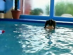 पागल युवा लड़की स्विमिंग पूल में गड़बड़