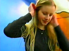 Blondes Doll Solo Mit Dildo und Vibrator