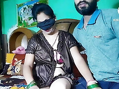 индийская сексуальная домохозяйка и муж наслаждаются очень хорошим сексом с красивой сексуальной леди