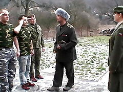 गैंगबैंग के लिए एक गर्म श्यामला प्यास के लिए सेक्स और गर्म सह में एक