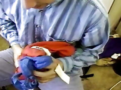 शरारती सुनहरे बालों वाली किशोर संपूर्ण शरीर के साथ नष्ट हो गया