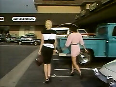 सुनहरे बालों वाली महिला समलैंगिकों योनी चाट में विंटेज शैली