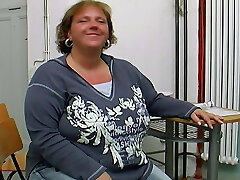 потрясающая немецкая толстушки наслаждается игрой со своим любимым дилдо